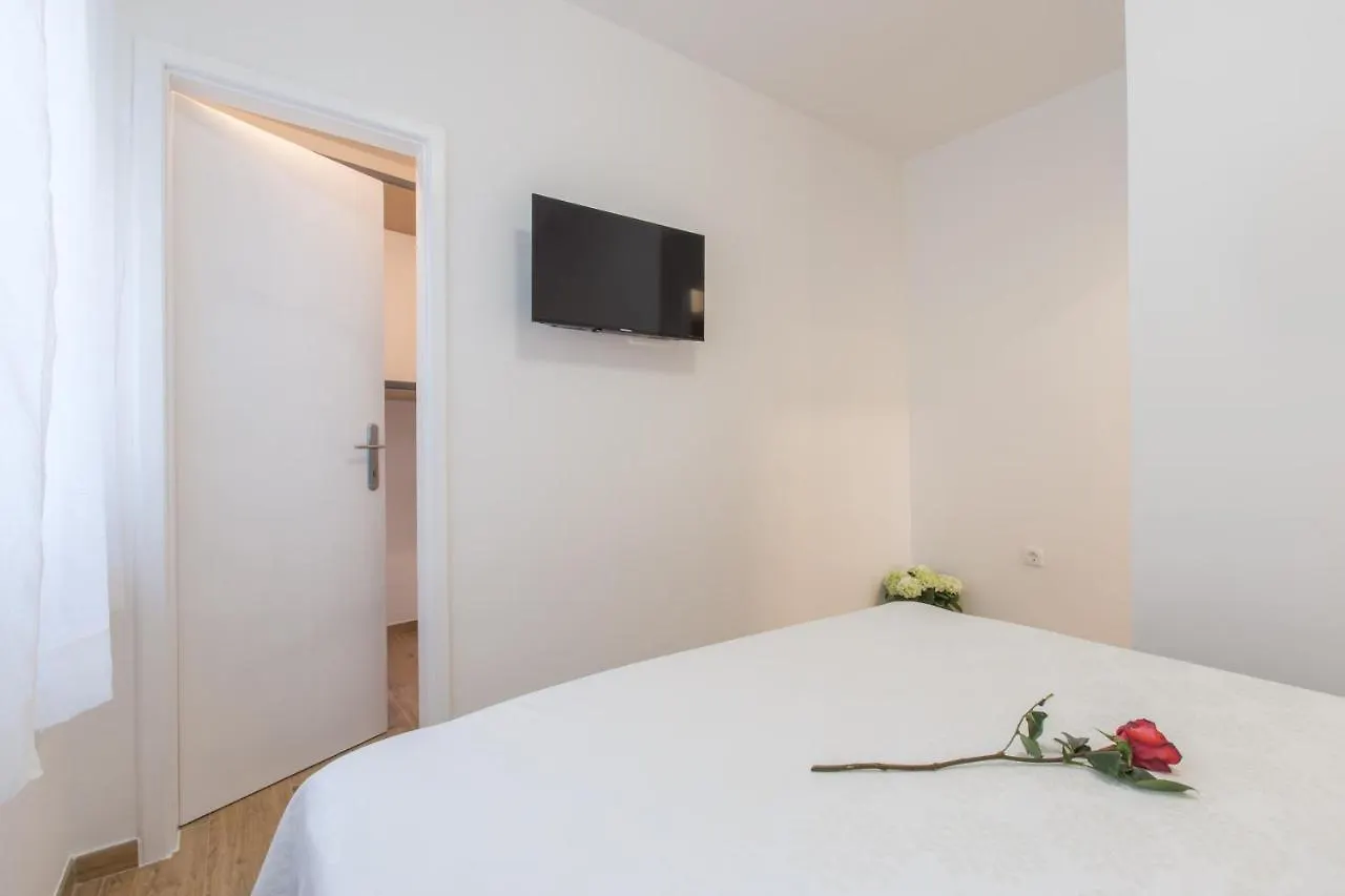 Sylvia Center Apartment Пула