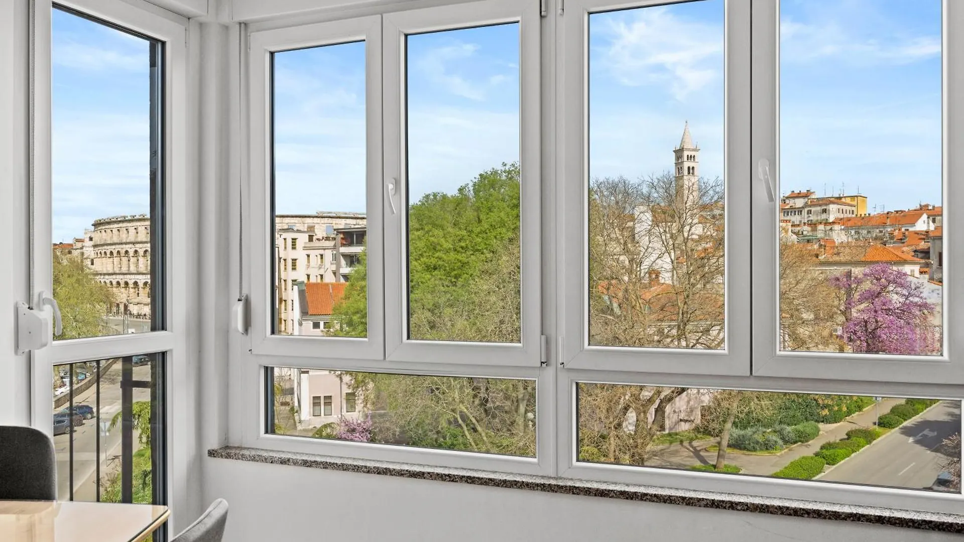 Sylvia Center Apartment بولا